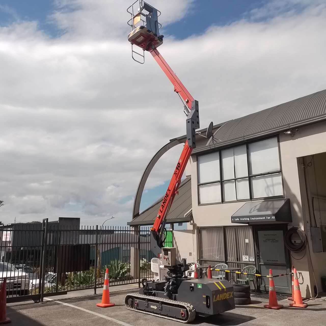10m Crawler Boom Lift | Indoor & Narrow Space Solution | CE/ANSI Certified
